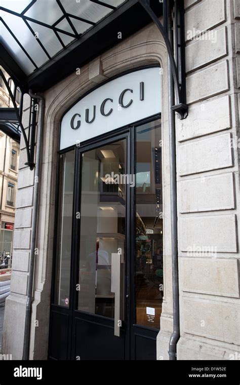 Shops with GUCCI in Geneva title.